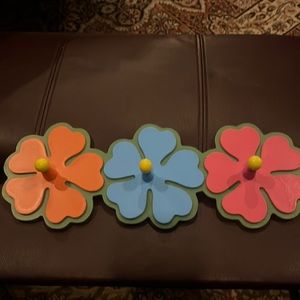 3 Flowers Wooden Peg Wall Hooks Mount Orange, Blue, Pink, Green, and Yellow.
